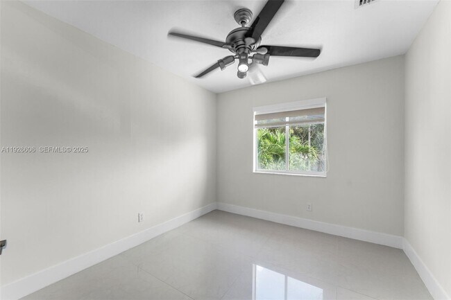 Building Photo - 17542 SW 139th Ct