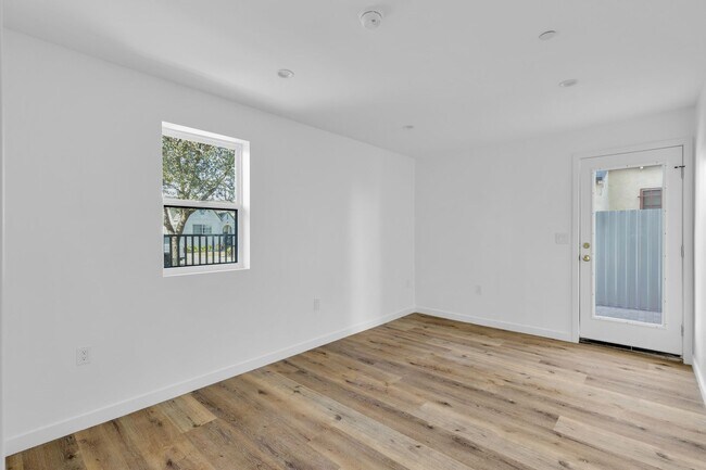 Building Photo - 1734 Carmona Ave
