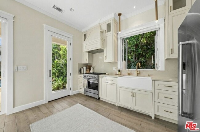 Building Photo - 12345 Huston St