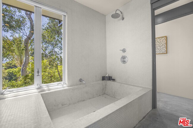 Building Photo - 9892 Beverly Grove Dr