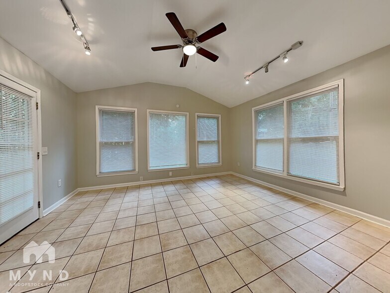 Building Photo - 35 Paris Ct