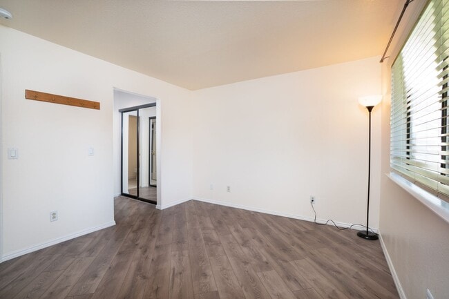 Building Photo - 2 Bedroom Condo For Rent