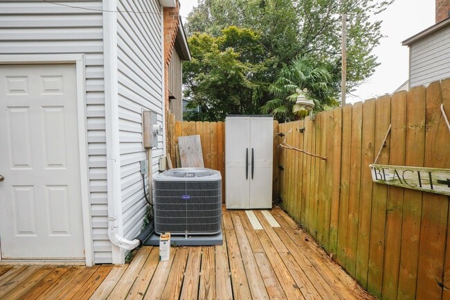Building Photo - Spacious Townhome Move in Ready!!