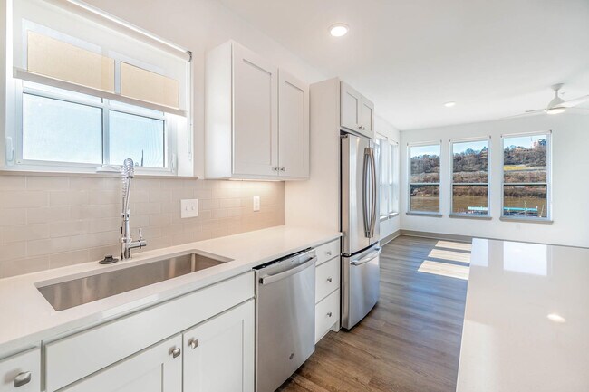 Building Photo - 256 Manhattan Blvd