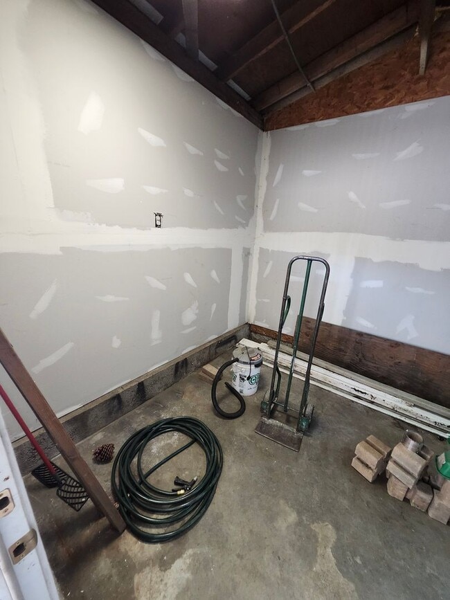Building Photo - M-Muir Ave (triplex)