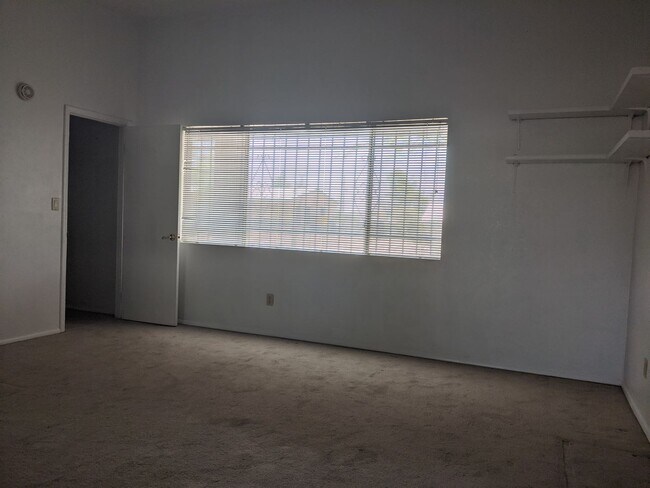 Building Photo - East Side Rental