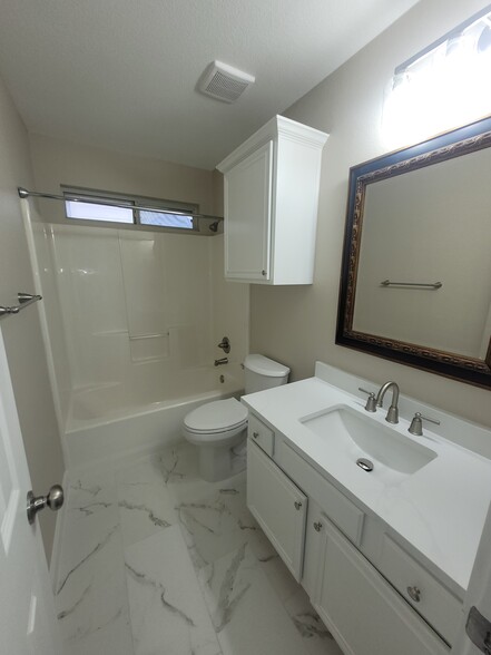 Secondary Bathroom - 3708 Sycamore Ln