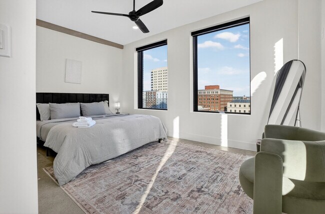 Building Photo - 100 W 5th St