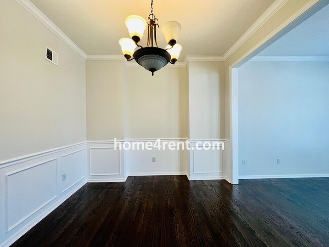 Building Photo - Beautiful Overland Park w/ Wood Floors Thr...