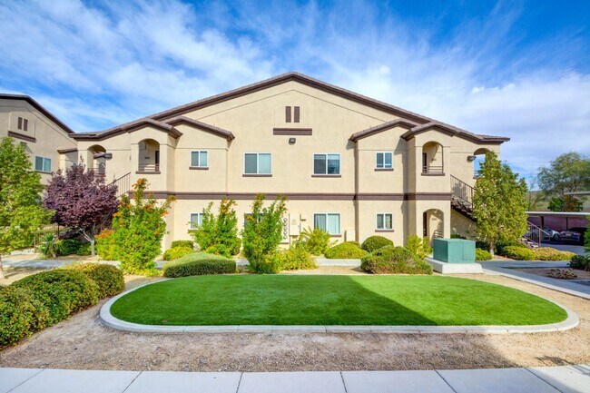 Building Photo - CLEAN, move in ready~GATED and super COMMUNITY!