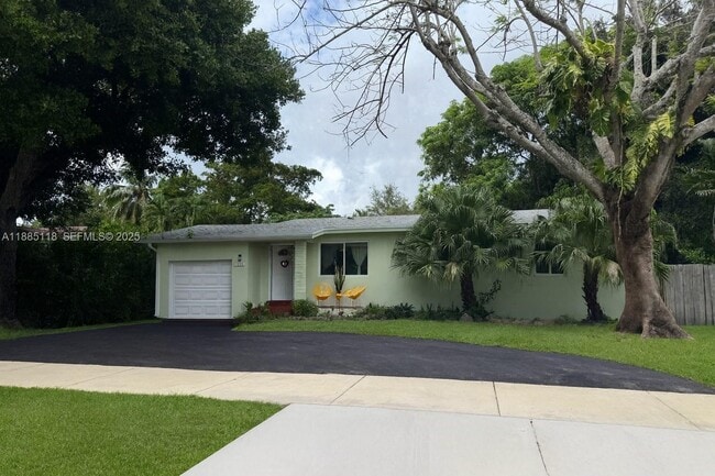 Building Photo - 1055 NE 121st St