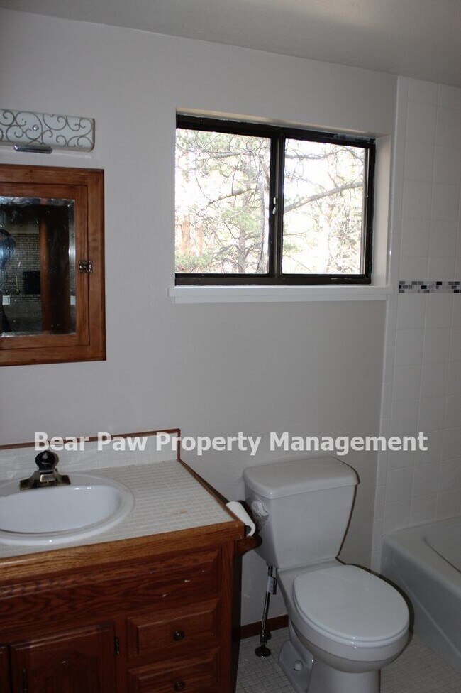 Building Photo - Great Home in Hiwan!!