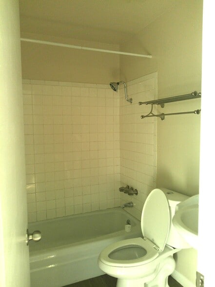 Bathroom - 311 N Westlake Ave
