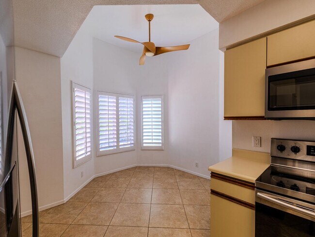 Building Photo - Sought after 2 bedroom 2 bath upstairs con...