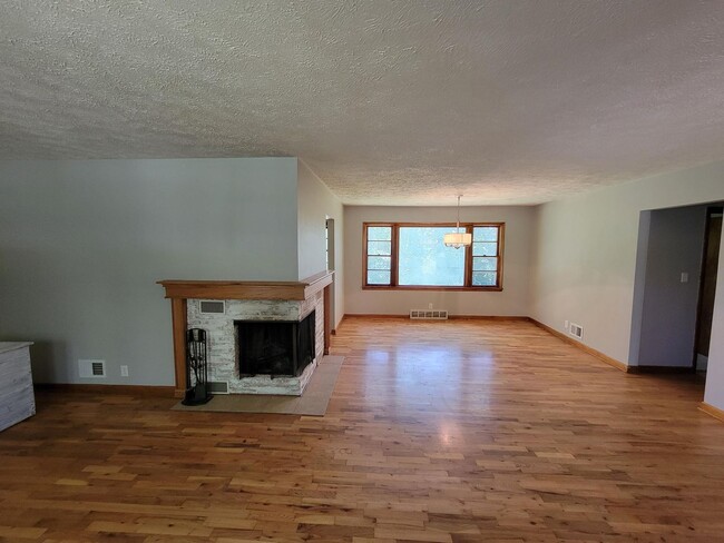 Building Photo - 3 bedroom house 1.5 bathroom