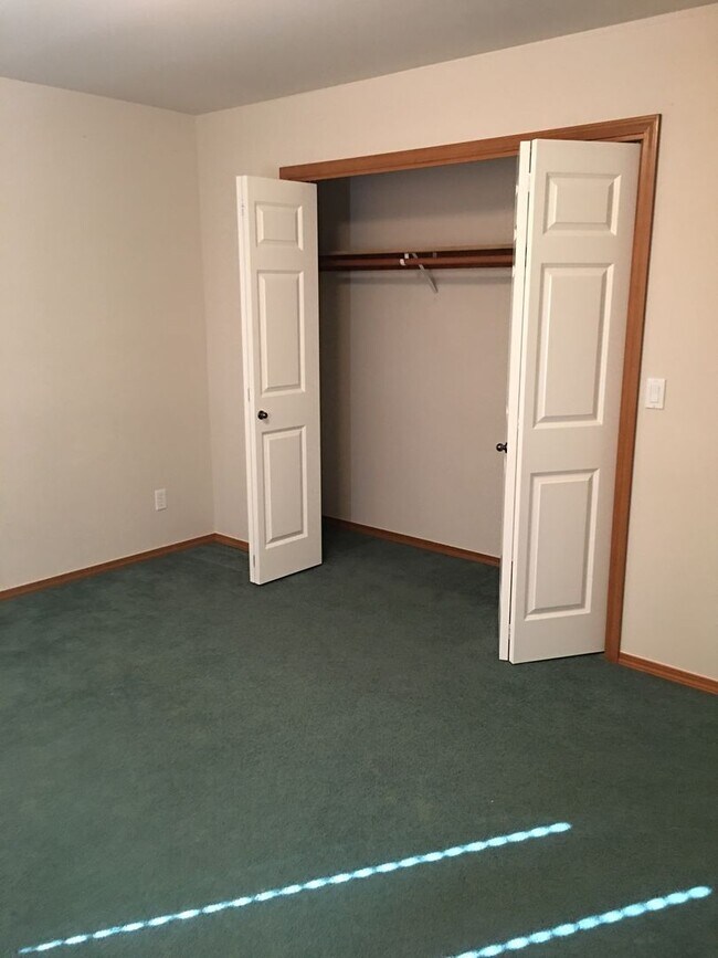 Building Photo - ***PENDING APPLICATIONS***Large 4 bedroom house that is Pet Friendly!