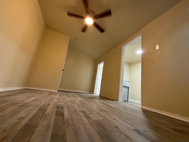 Building Photo - 1129 E 103rd St