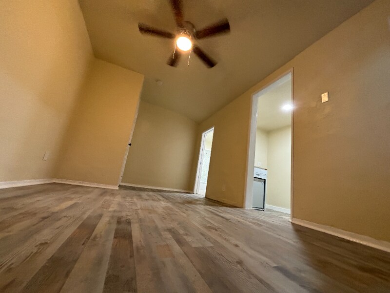 Building Photo - 1129 E 103rd St