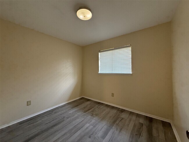 Building Photo - 10119 Leawood Blvd