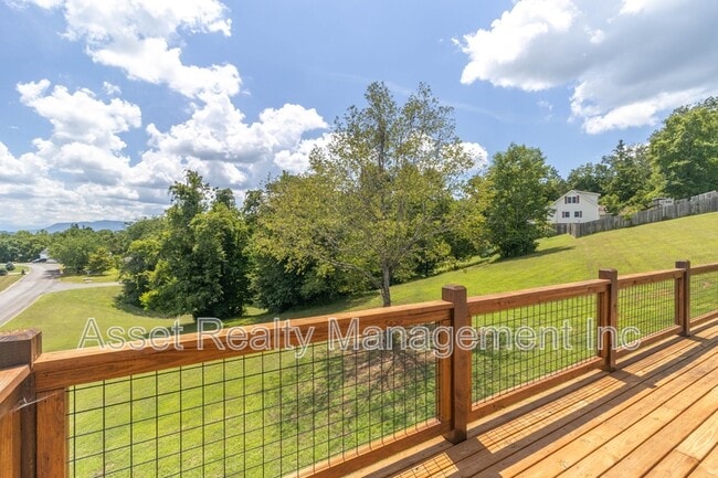 Building Photo - 915 River Cliff Dr