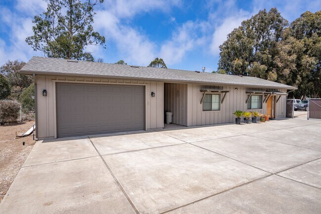 Building Photo - 1481 Hollister Ln