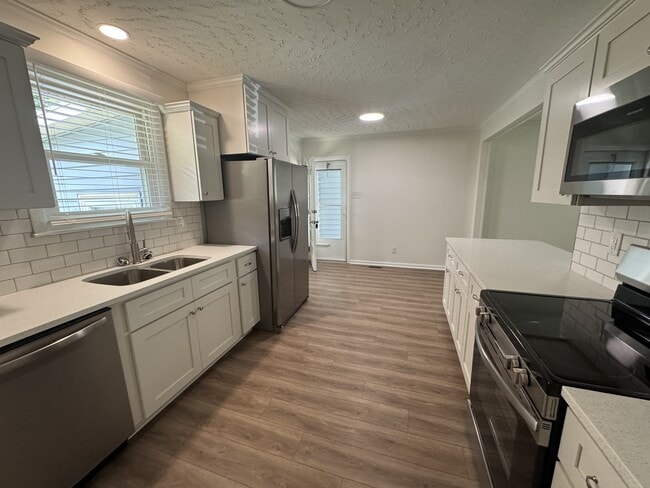 Building Photo - 208 Regalwood Dr