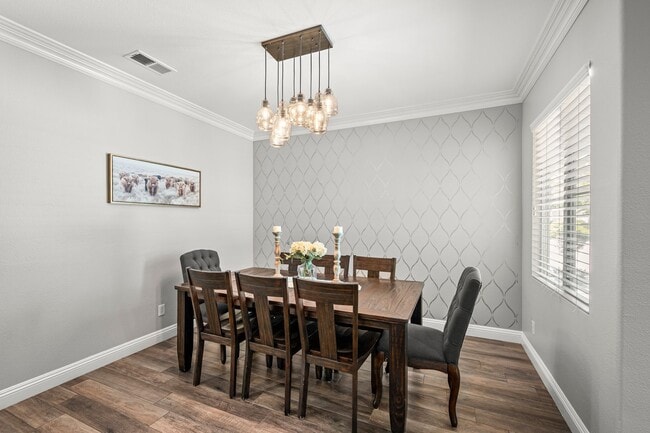 Building Photo - Gorgeous Eastlake Townhome!