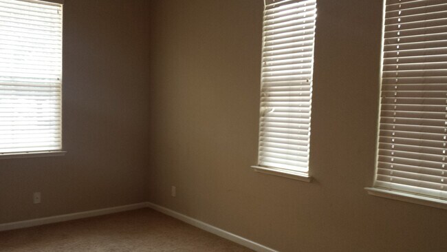 Building Photo - 1217 Fawn Lily Dr