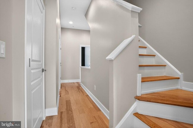 Building Photo - 419 Emily St