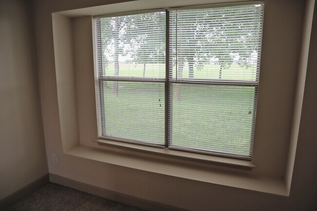 Building Photo - 1705 Hickory Dr