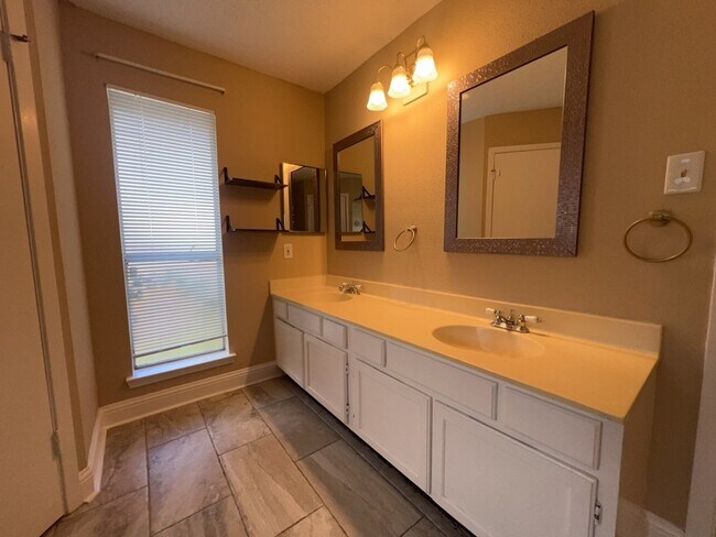 Building Photo - 7702 Tierra Verde Dr