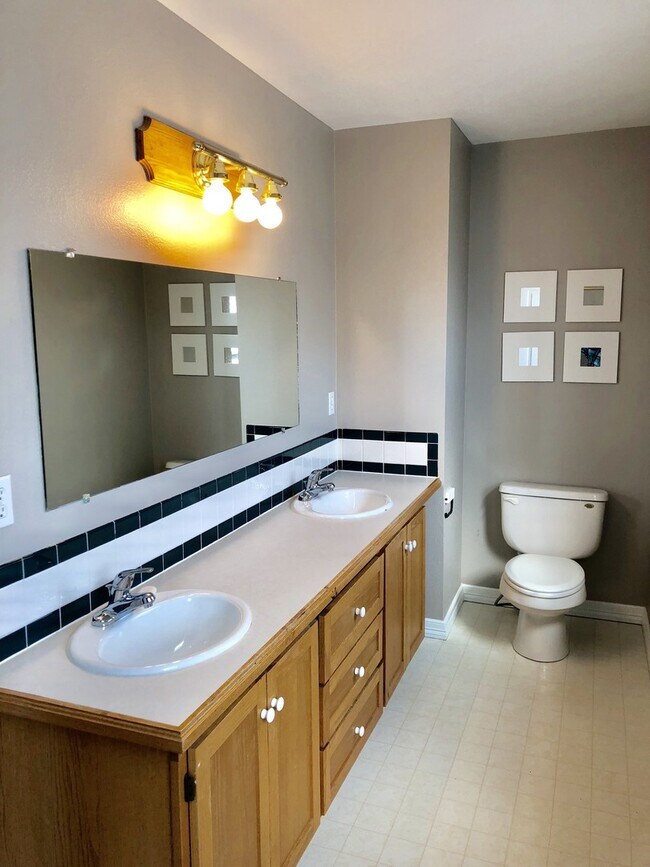 Building Photo - Perfect locale 3 Bed/2Bath Single Family H...