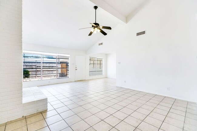 Building Photo - PAY NO SECURITY DEPOSIT! Beautiful Spaciou...