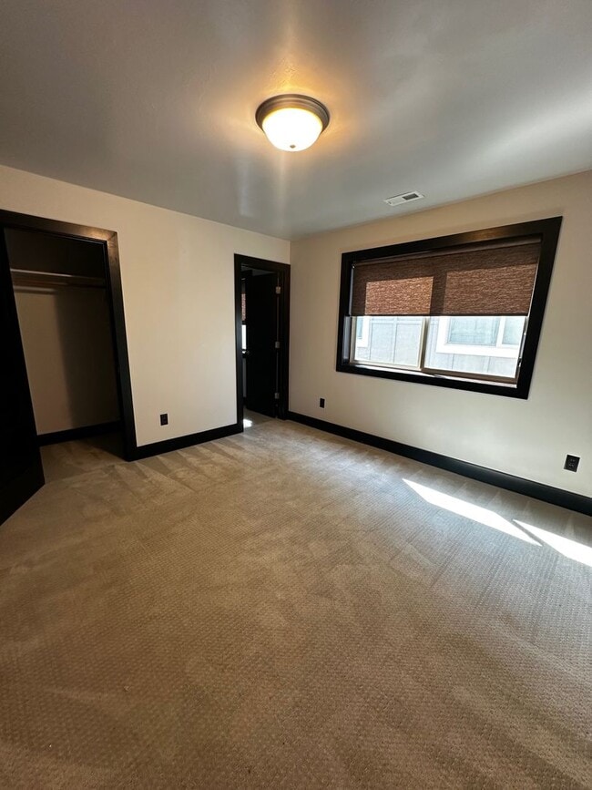 Building Photo - Gorgeous modern 5 bedroom - Minutes from MSU!
