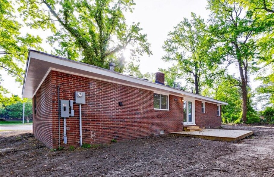 Building Photo - 1557 N Great Neck Rd