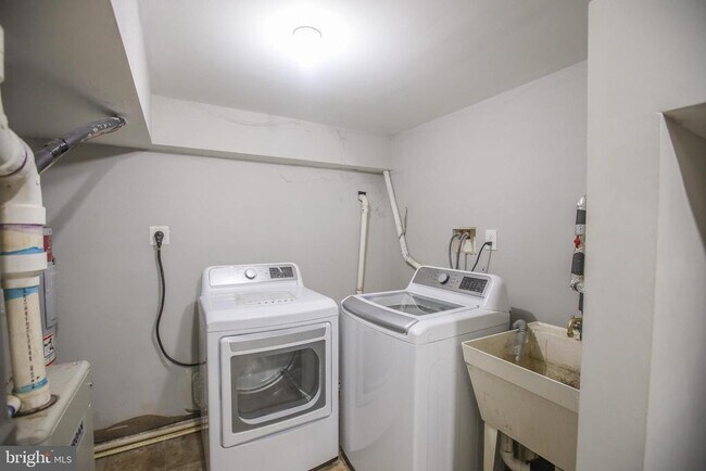 Building Photo - 530 N Montford Ave