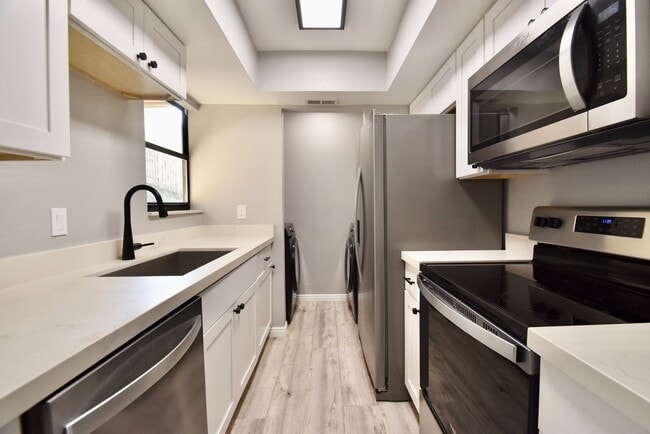 Building Photo - Remodeled 2 Bedroom 2 Bath Unit in HOA Community with Great Amenities!