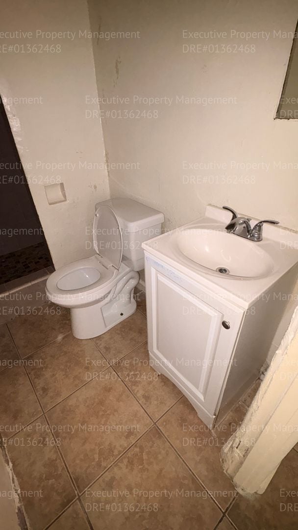 Building Photo - 105 E 8th St