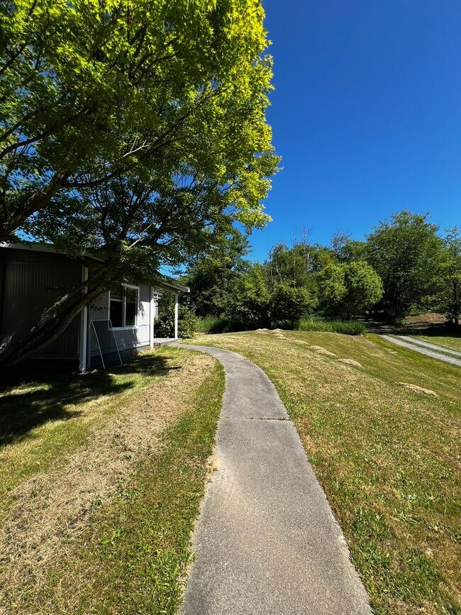 Building Photo - Remodeled 3BD 2BA in Ferndale!