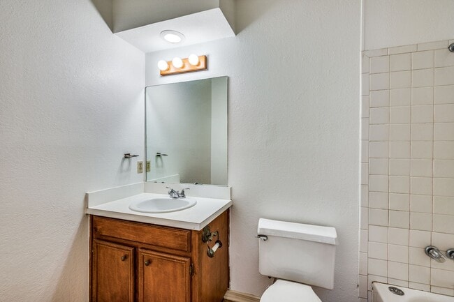 Building Photo - 2Bed / 2Bath Duplex • Kitchen Appliances I...