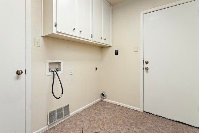 Building Photo - 6760 Gladys Ave