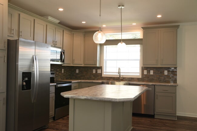 Building Photo - 1902 W Gleneagles Rd