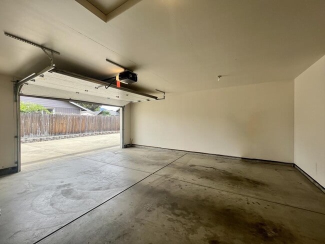Building Photo - 1268 SW Sun Glo Dr