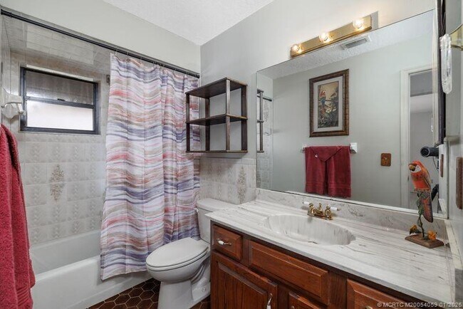 Building Photo - 160 SE Duxbury Ave