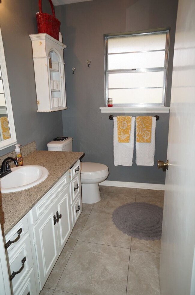 Building Photo - 601 Rock Hollow Dr