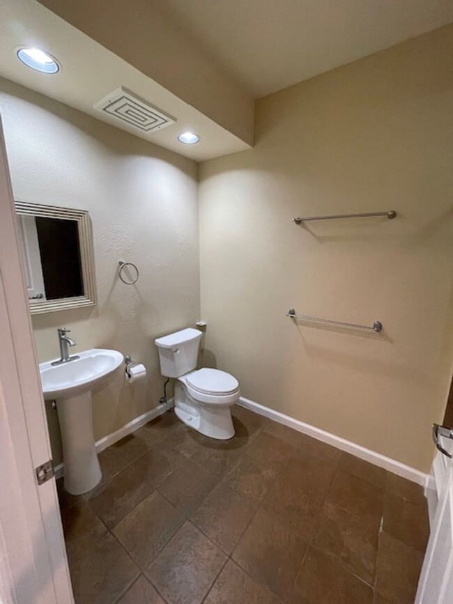 Building Photo - Golf Course Views! Upgraded: 2 bed/ 2 bath...