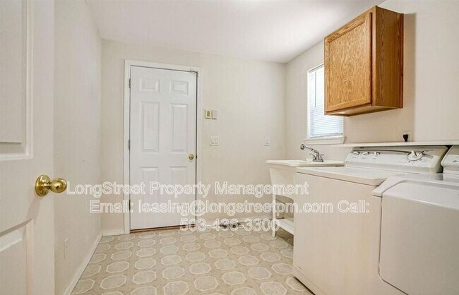 Building Photo - 332 NE Carmen Pl