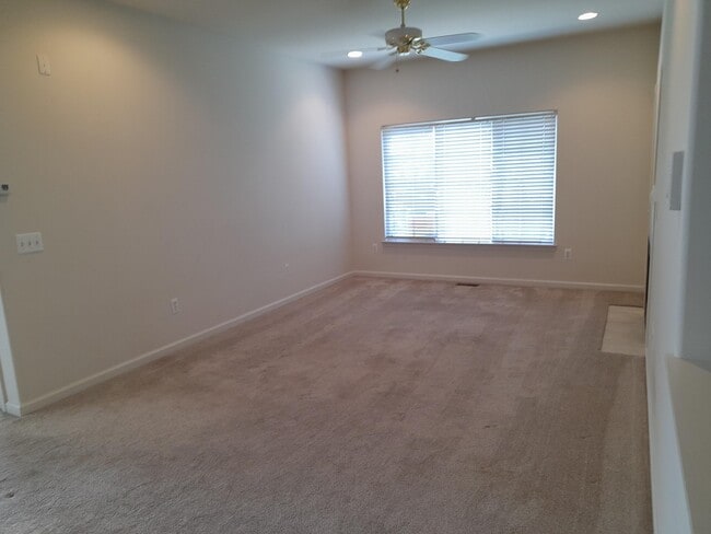 Building Photo - 5812 Acorn Ln