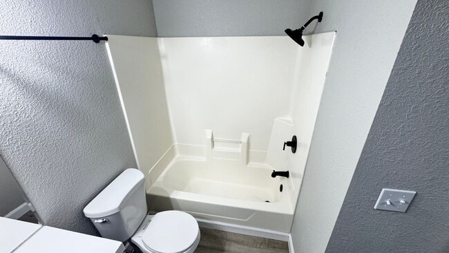 Building Photo - 2 Bedroom , 1 Bathroom Apartment!