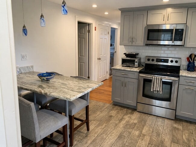 Building Photo - 53 Gale St